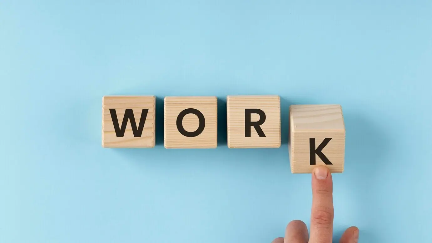 Слово «Work» на композиции из деревянных кубиков