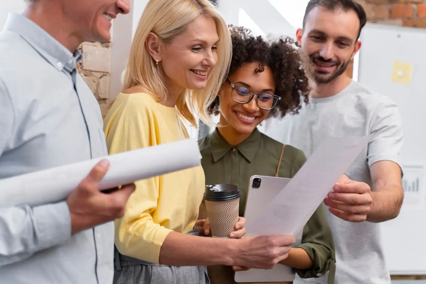 Крупный план работающей молодой бизнес-команды.